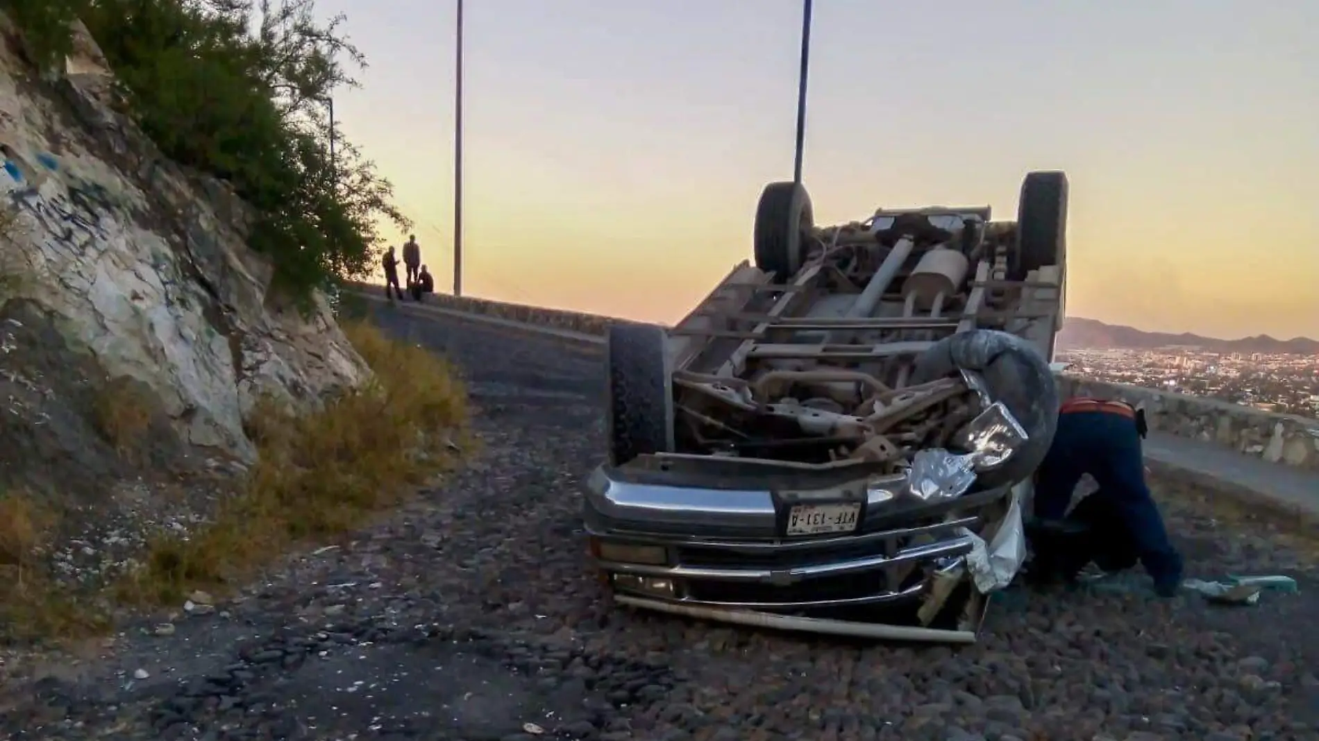 Vuelca auto en el Cerro de la Campana (2)